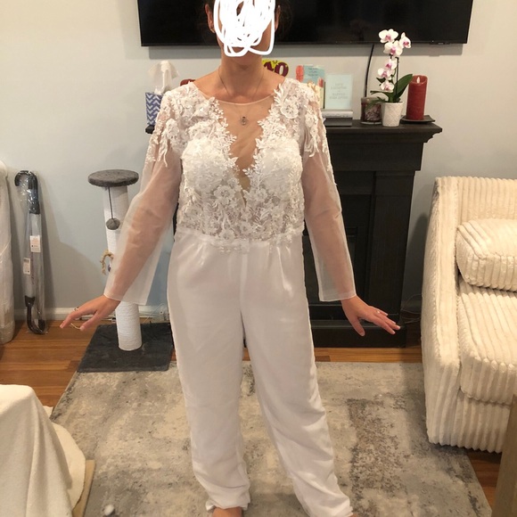 Elegant White Lace Gown - Picture 4 of 10